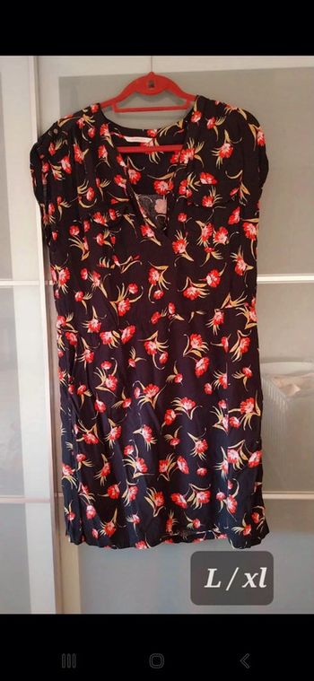 Robe noir avec fleur