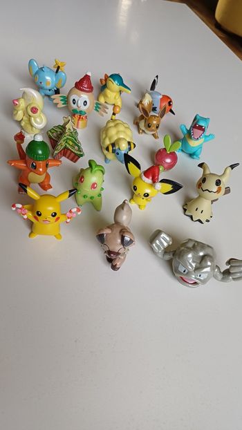 Lot de figurines Pokémon.