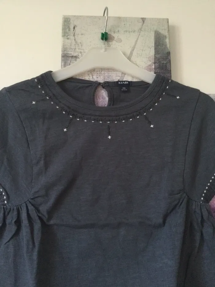T shirt gris avec broderies 10 ans - photo numéro 3