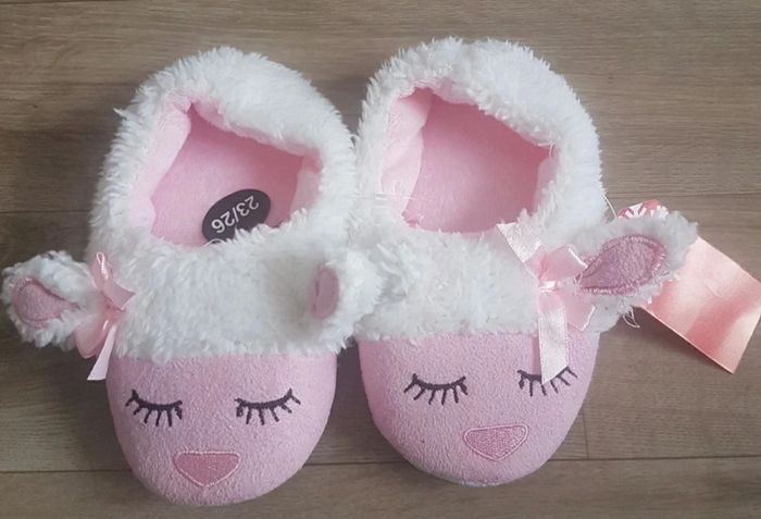 Chaussons neuf avec etiquette 23/26