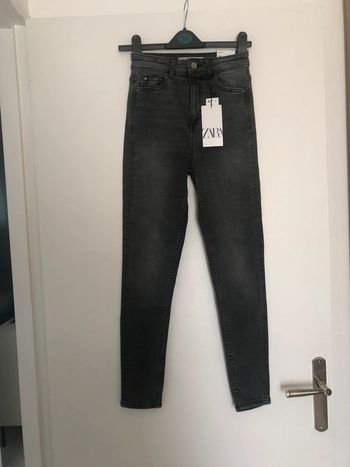 Superbe beau jean taille haute Zara neuf avec étiquette taille 34