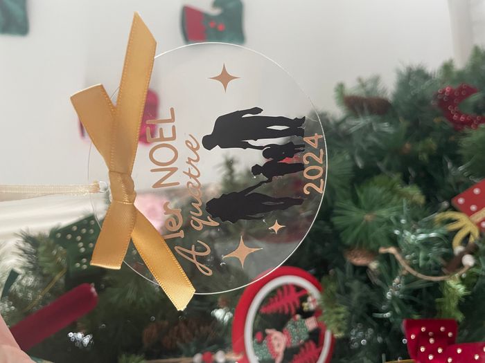 Boule de Noël en plexiglass personnalisée avec ruban en satin | Premier Noël - photo numéro 3
