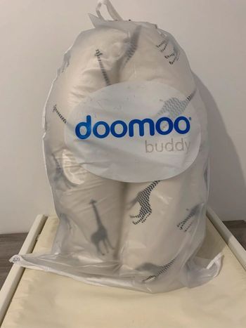 Coussin d’allaitement motif girafe DOOMOO en bon état