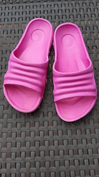 Claquettes fuchsia pointure 32