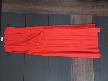 vends robe decoltée rouge taille L