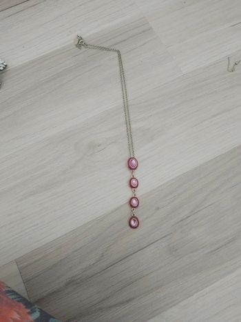 Collier mauve Yves Rocher