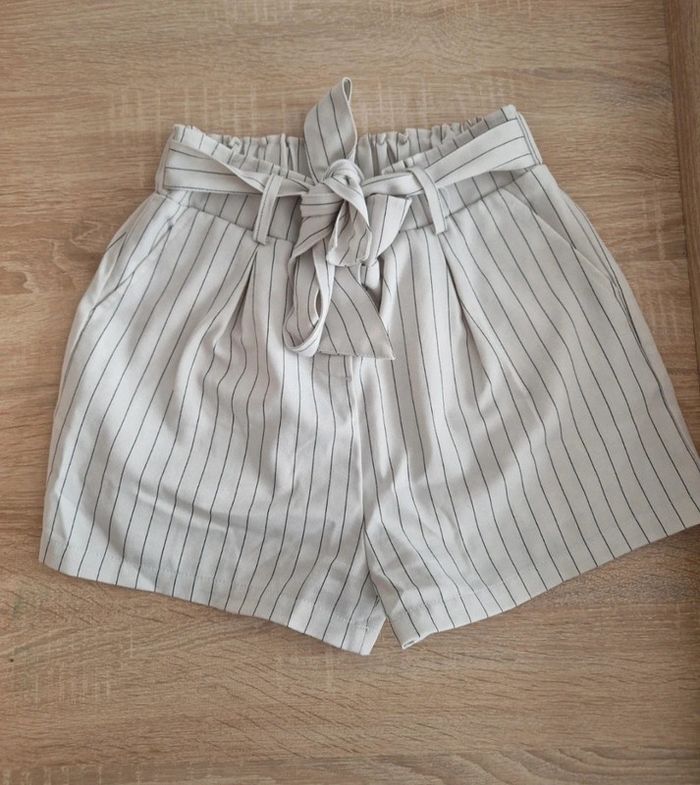 🩳 Short taille haute blanc à rayures noires 🩳 - photo numéro 2