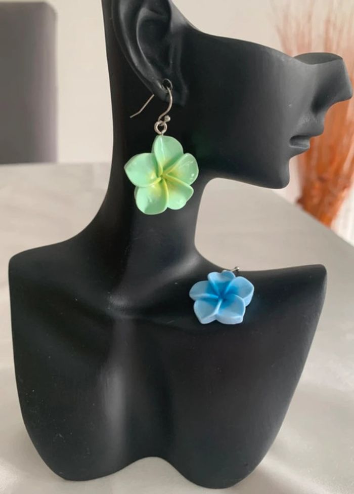 Boucles d’oreilles dépareillées fleur d’hibiscus verte et bleue