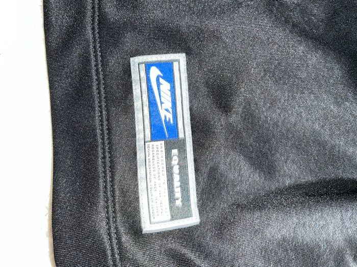 Veste avec lacets sur les bras Nike édition limité - photo numéro 3