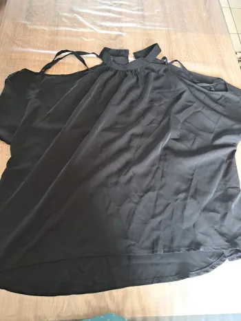 T-shirt noir épaule dénudé taille 4XL