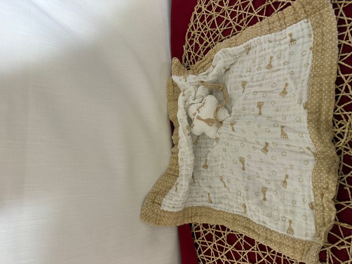 VULLI  DOUDOU SOPHIE LA GIRAFE LANGE PLAT ECRU JAUNE - photo numéro 2