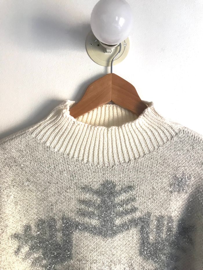 Pull court taille 36/38 à fils métallisés argentés et à motifs flocons de neige neuf jamais porté - photo numéro 3