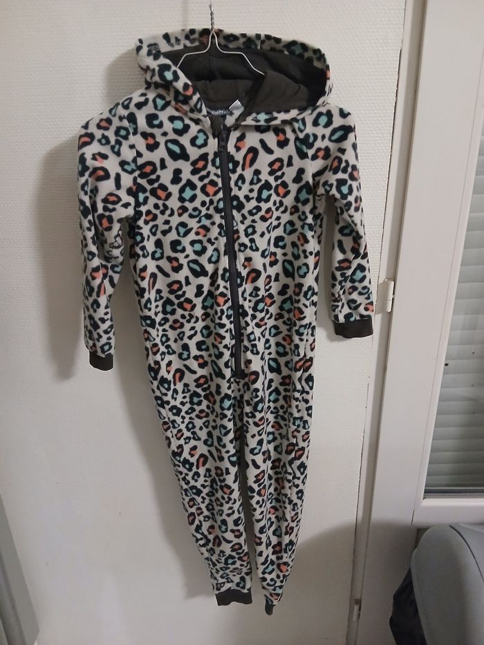 Pyjama d hiver fille taille 6/8 ans avec capuche et fermeture couleur multicolore marque primark