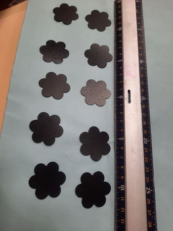 Decoupe grosse fleurs presque 4cm plastique pour bouteilles sensorielle decoration un côté mat et l'autre brillant