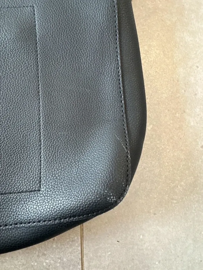 Sac à main et bandoulière Cosmopolitan, bon état mais il y a des marques d'usures, 38x28cm - photo numéro 6