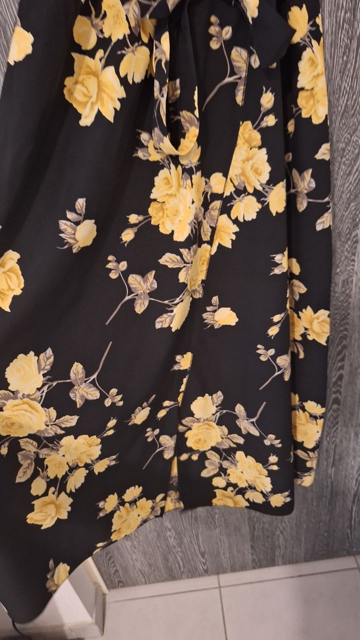 Robe longue fleurie noir et jaune type portefeuille - photo numéro 5