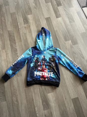 Pull à capuche fin fortnite taille 6 ans