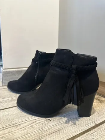 Paire de bottines basses noires velours 39