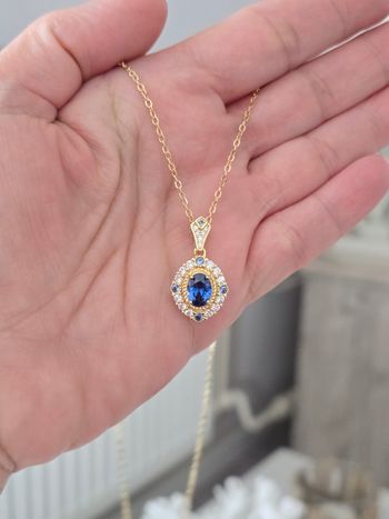 Collier doré avec pendentif bleu