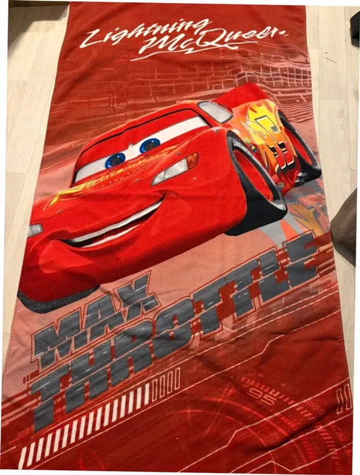 Peignoir, serviette de plage Cars rouge microfibre très bon état