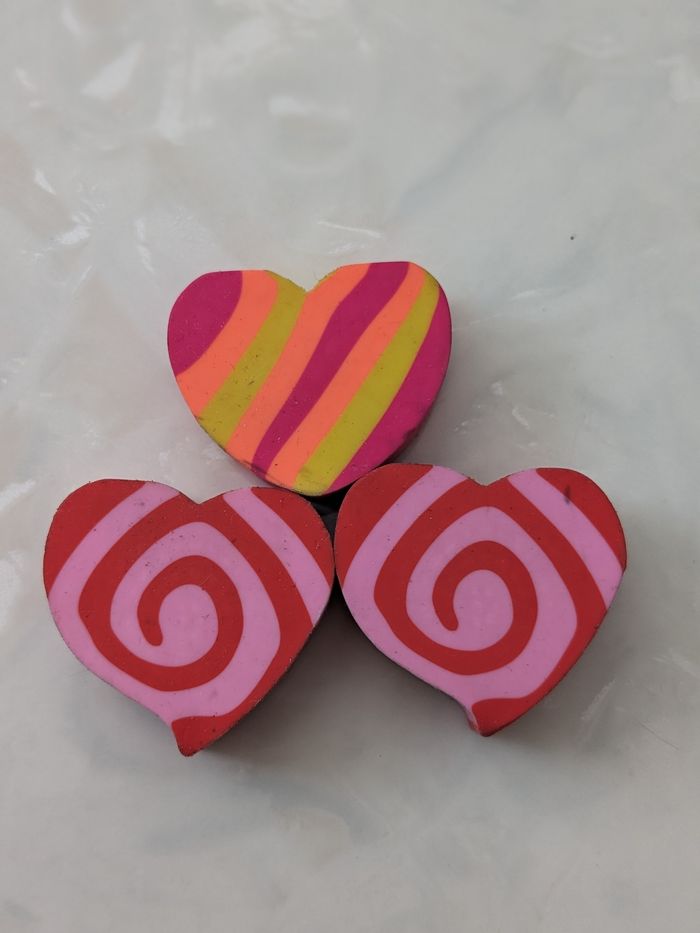 Lot de 3 gommes forme de cœur colorés.