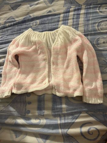 Petite veste en laine pour bébé