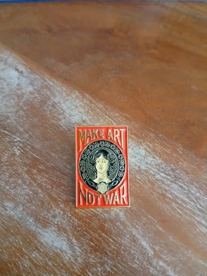 Pin's Obey "Faire de l'art pas la guerre" - photo numéro 2
