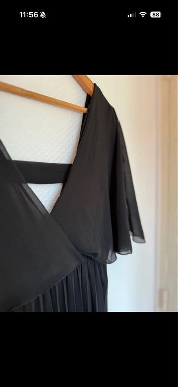 Robe longue plissée noire avec dos ouvert