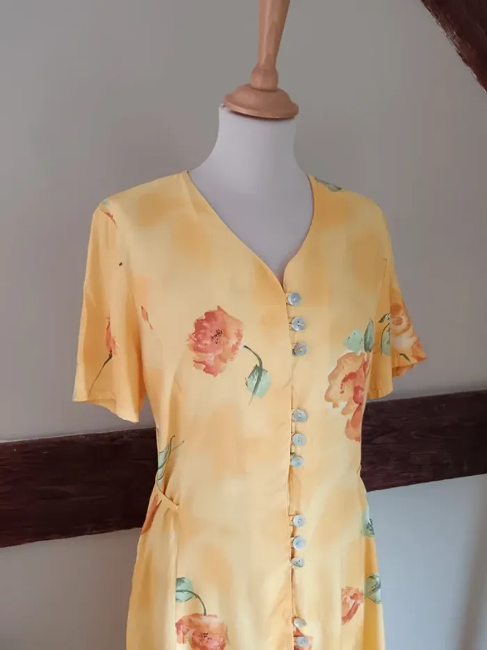 Robe jaune boutonnée fleurie roses - photo numéro 2