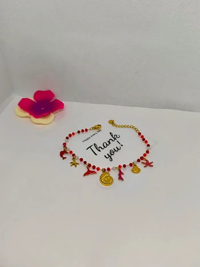 Bracelet doré et rouge avec perles de cristal et breloques de la mer - photo numéro 3