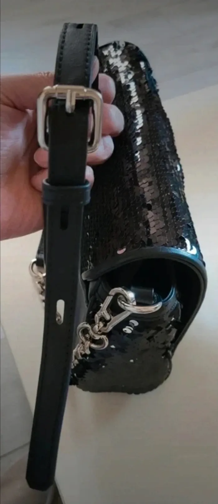Sac en cuir et sequins réversibles. Bandoulière amovible. Karl Lagerfeld authentique. Neuf 🥰 - photo numéro 4