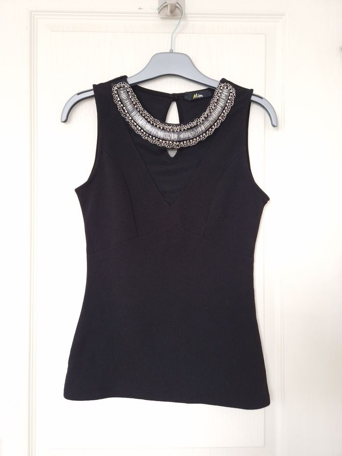 Jolie débardeur noir avec un décolter en transparence et un collier femme mim taille S/36 - photo numéro 2