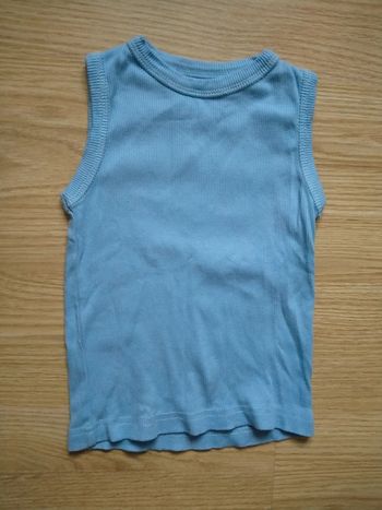 Débardeur bleu. U essentiel.
Taille 3 ans