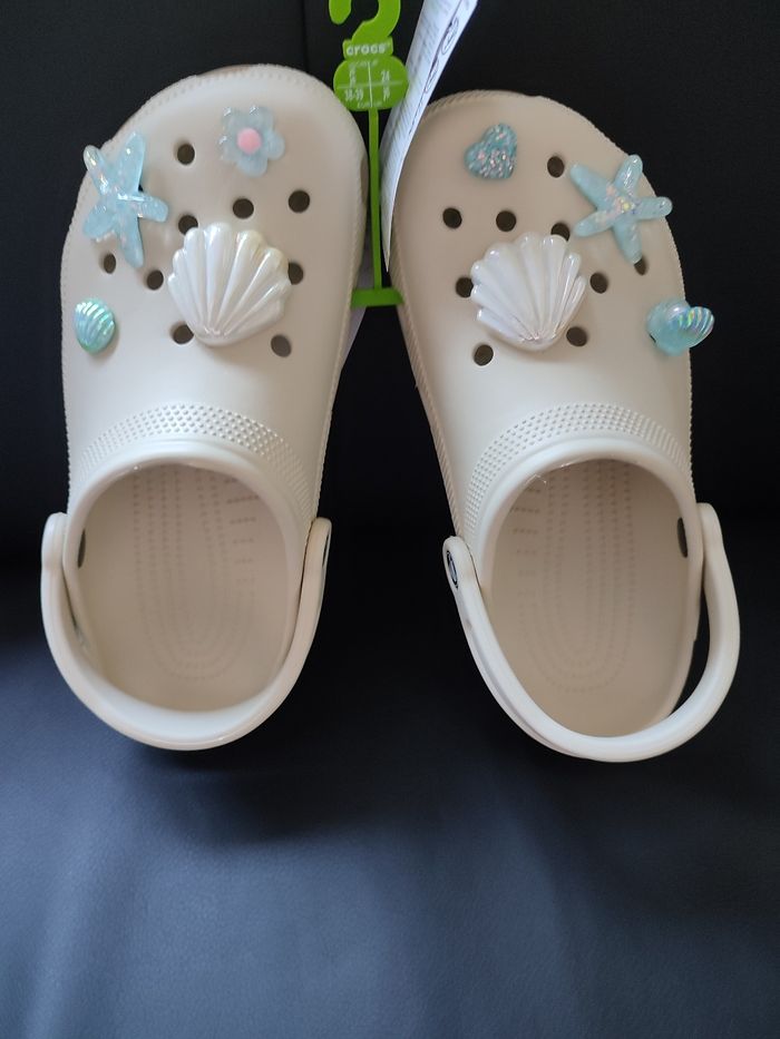 Crocs avec charms 38/39 - photo numéro 2