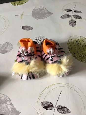 Chaussons taille 24/25 animaux rose et jaune