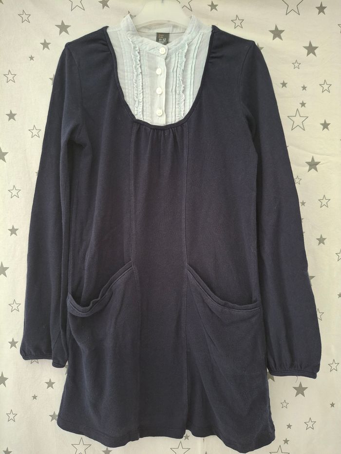 Robe courte bleu marine et col blanc 12 ans Zara
2 poches devant et bouton au niveau des manches 
Très bon état ni trous ni tache - photo numéro 2