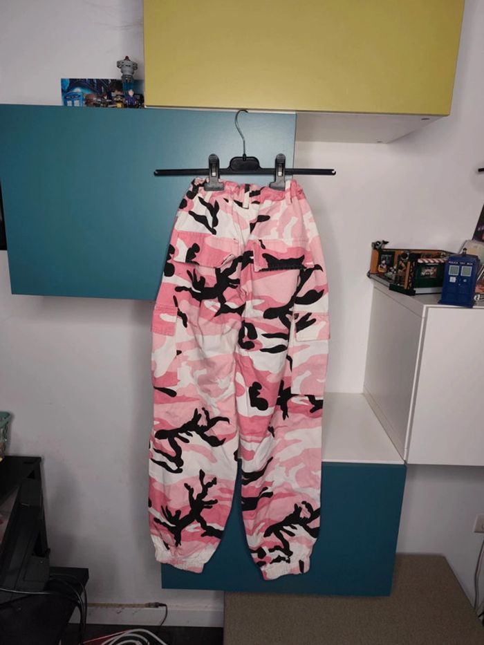 Pantalon cargo camouflage rose et blanc - Taille M - Tendance street style - photo numéro 2