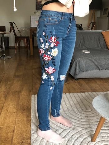 Jean slim brodé avec des fleurs