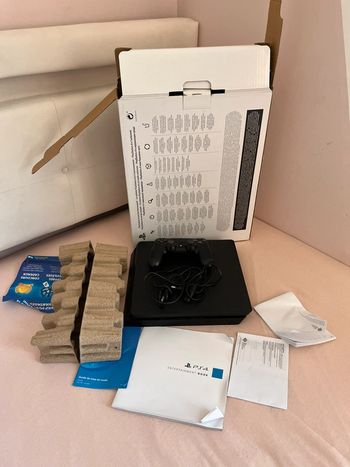 Console PS4 Slim 500 Go + Manette Officielle + Câbles + Boîte & Livrets