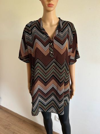 Blouse multicolore à manches courtes New Collection taille unique jamais portée (taille grand)