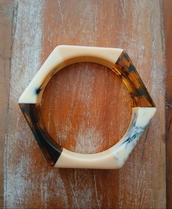 Magnifique bracelet en acrylique