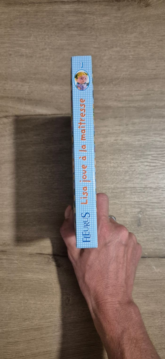 Livre P'tite Fille : Lisa joue à la maîtresse - photo numéro 9