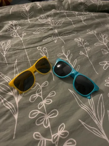 Deux paires de lunettes de soleil