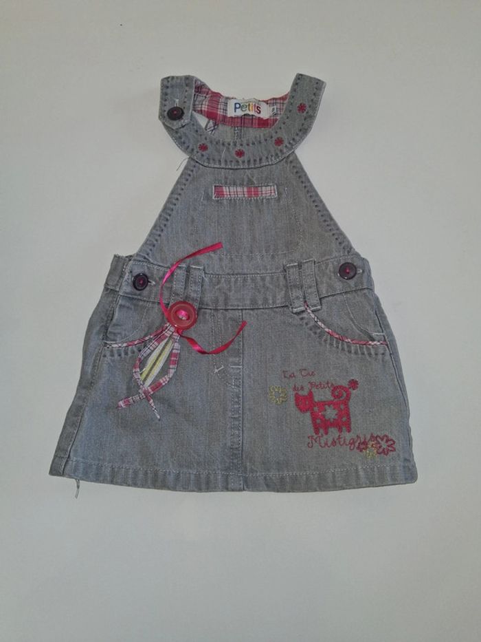 Robe esprit Salopette grise avec des poches et des détails fuschia