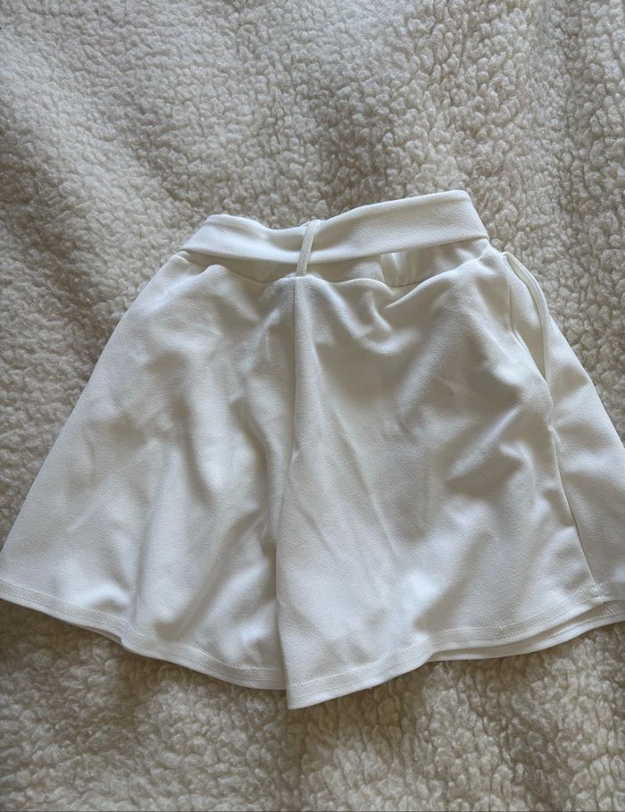 Short blanc fluide avec ceinture boohoo neuf sans étiquette - photo numéro 3