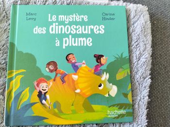 Livre : le mystère des dinosaures à plume - Marc Levy Carine Hinder