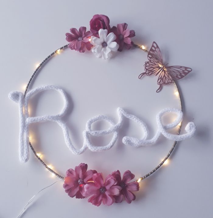 Décoration murale couronne fleur prénom personnalisé tricotin fait main guirlande lumineuse chambre bébé