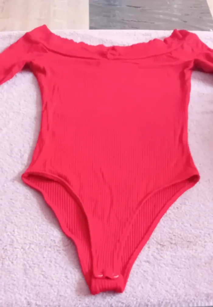 Superbe bodie bershka taille 36 rouge en parfait état - photo numéro 2