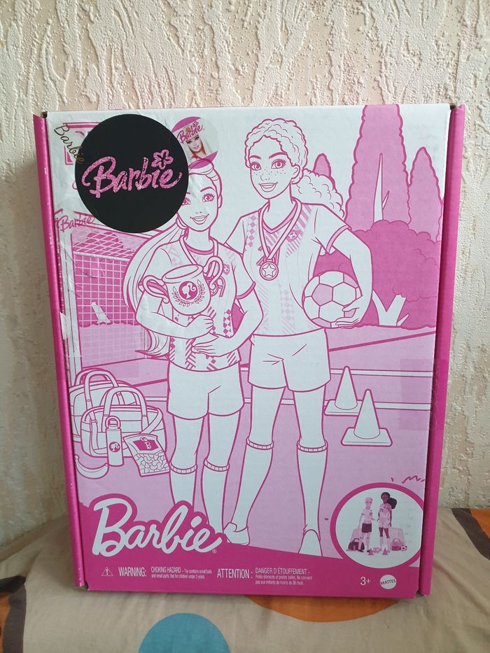 BARBIE FOOTBALLEUSE COFFRET 2 POUPEES ET 15 ACCESSOIRES - photo numéro 2