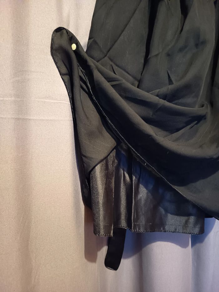 Robe de soirée noire, demi bustier une bretelle épaule gauche satin filet or. Marque U Queenie - photo numéro 4